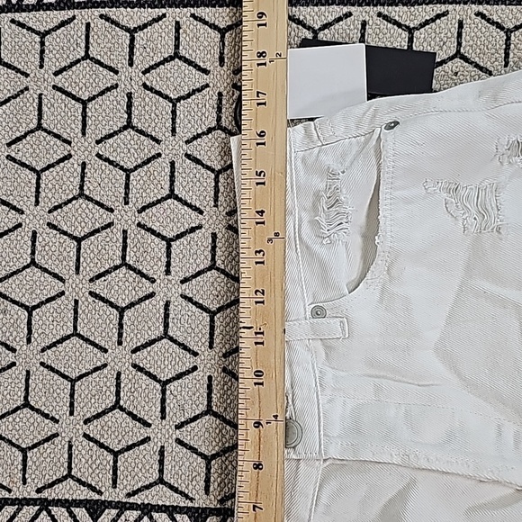 BLANKNYC DISTRESSED CUTOFF BUTTON FLY DENIM SHORTS IN WHITE, SZ 30 - Picture 12 of 14
